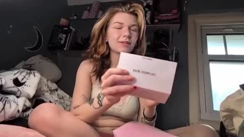 Snapshot of lizzyylovesick chatting on December 2024 02:01:02 PM lizzybunny online show from December 2024 02:01:02 PM