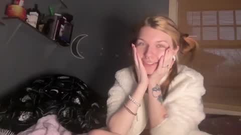 Snapshot of lizzyylovesick chatting on January 2025 04:47:01 PM lizzybunny online show from January 2025 04:47:01 PM