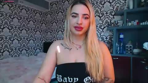 Snapshot of lorasinclare chatting on April 2026 07:04:01 AM Queen LoraSinClare online show from April 2026 07:04:01 AM