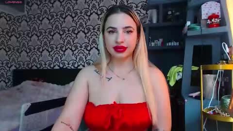 Snapshot of lorasinclare chatting on April 2026 07:11:02 AM Queen LoraSinClare online show from April 2026 07:11:02 AM