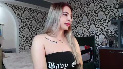 Snapshot of lorasinclare chatting on May 2026 07:46:02 AM Queen LoraSinClare online show from May 2026 07:46:02 AM