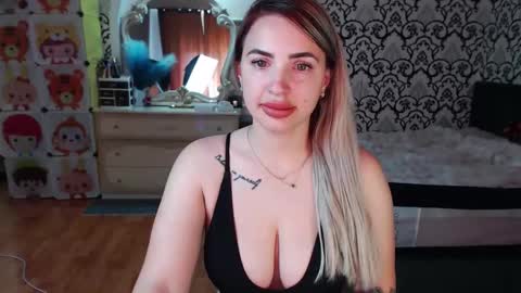 Snapshot of lorasinclare chatting on May 2026 07:36:02 AM Queen LoraSinClare online show from May 2026 07:36:02 AM