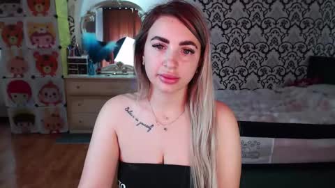 Snapshot of lorasinclare chatting on May 2026 07:14:02 AM Queen LoraSinClare online show from May 2026 07:14:02 AM