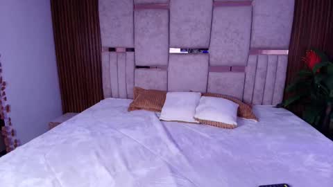  Lorein  online show from November 2025 09:47:01 PM