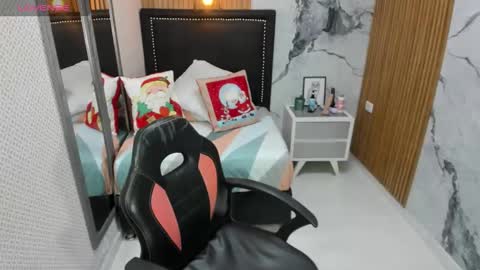 lorenadavies online show from November 2025 07:03:01 PM