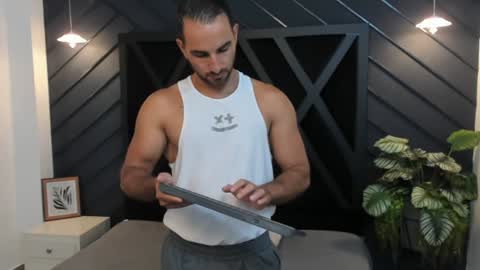  L O R E N Z O  Thumbs Up help  online show from January 2025 06:08:02 PM