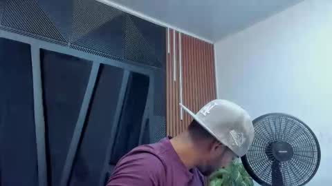  L O R E N Z O  Thumbs Up help  online show from October 2025 05:35:01 PM