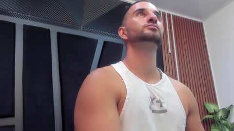  L O R E N Z O  Thumbs Up help  online show from November 2025 05:25:02 PM