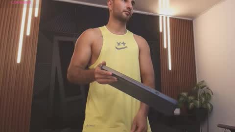  L O R E N Z O  Thumbs Up help  online show from January 2026 05:40:01 PM