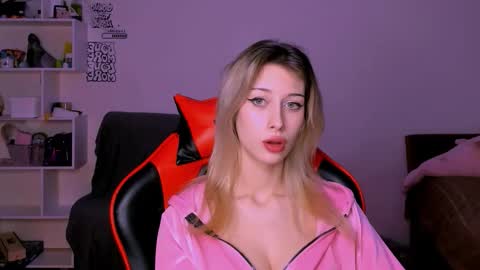 Lori online show from October 2025 06:49:01 PM