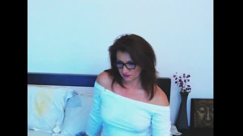 Snapshot of louisebella chatting on May 2026 11:11:01 PM louisebella online show from May 2026 11:11:01 PM