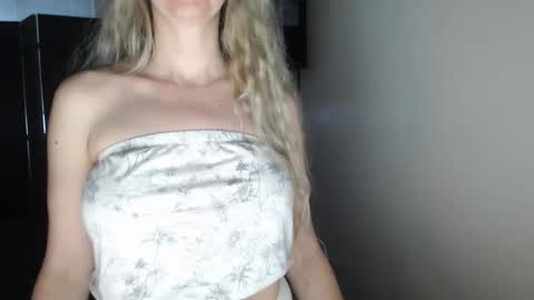 Snapshot of love_on_ chatting on February 2026 03:05:02 PM LoVe On online show from February 2026 03:05:02 PM