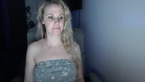 Snapshot of love_on_ chatting on February 2026 10:45:01 AM LoVe On online show from February 2026 10:45:01 AM