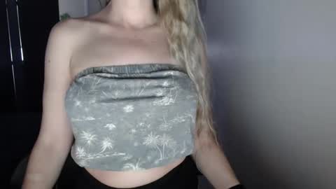 Snapshot of love_on_ chatting on February 2026 11:45:02 PM LoVe On online show from February 2026 11:45:02 PM