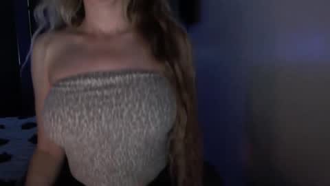 Snapshot of love_on_ chatting on March 2026 02:24:01 PM LoVe On online show from March 2026 02:24:01 PM