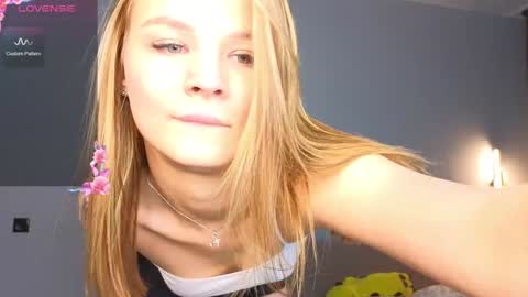 Snapshot of lovely_babyy chatting on December 2024 06:48:01 AM Jenny online show from December 2024 06:48:01 AM
