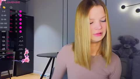 Snapshot of lovely_babyy chatting on September 2025 01:09:01 AM Jenny online show from September 2025 01:09:01 AM