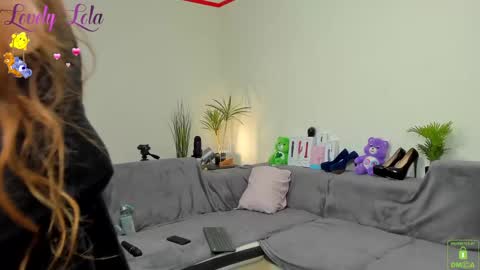 Snapshot of lovelylola_fr chatting on March 2025 08:43:02 PM Lola online show from March 2025 08:43:02 PM