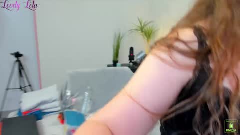 Snapshot of lovelylola_fr chatting on October 2025 10:31:01 PM Lola online show from October 2025 10:31:01 PM