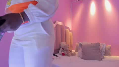 L O V E  online show from October 2025 12:00:02 PM