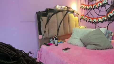 L O V E  online show from October 2025 12:06:02 PM