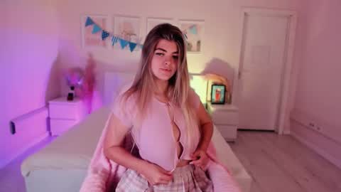 Snapshot of loveuken chatting on October 2025 07:29:01 AM Barbie  Follow me online show from October 2025 07:29:01 AM