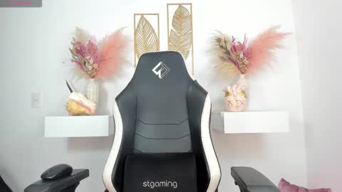 Snapshot of lovin_rose chatting on February 2026 11:30:02 PM Rossy online show from February 2026 11:30:02 PM