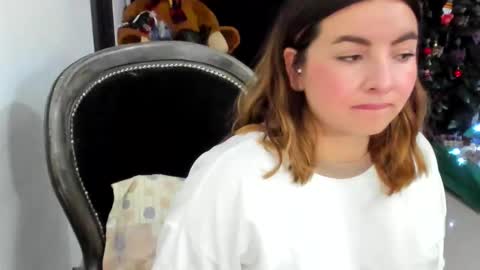 luara__01__lecat_1 online show from December 2025 11:42:02 PM