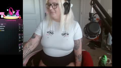 Snapshot of lucigooseygonewild chatting on October 2025 08:33:01 PM lucigooseygonewild online show from October 2025 08:33:01 PM