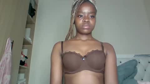 Snapshot of luckyqueen3 chatting on November 2025 08:13:02 PM lilian online show from November 2025 08:13:02 PM