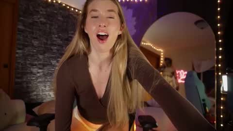 Snapshot of lucy_gooosey chatting on January 2026 05:23:02 AM Lucy. online show from January 2026 05:23:02 AM