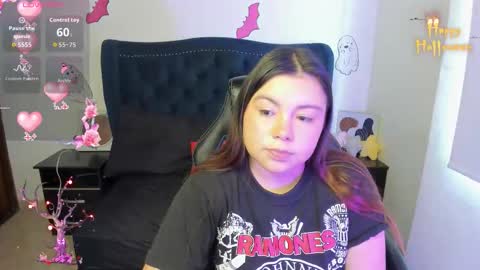 Lucy Petit online show from November 2025 02:18:01 PM