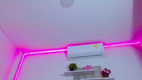 Snapshot of lucyy_start chatting on February 2025 01:37:01 AM LUCY online show from February 2025 01:37:01 AM