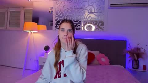 LuisaClover online show from December 2025 02:00:01 PM