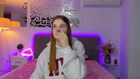 LuisaClover online show from December 2025 03:43:01 PM