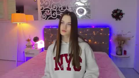 LuisaClover online show from December 2025 01:18:02 PM