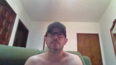 Snapshot of lukz88bigcock chatting on December 2024 12:31:01 AM Luke online show from December 2024 12:31:01 AM