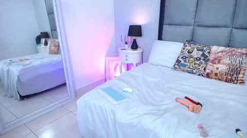 lunaa_moonn online show from September 2025 12:29:01 PM