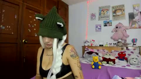 lunacristal_moon online show from October 2025 05:17:02 AM