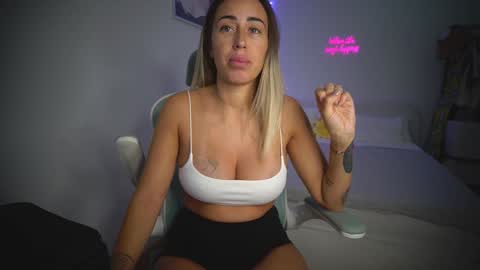 Snapshot of lunaink_ chatting on November 2025 10:36:02 AM Laura online show from November 2025 10:36:02 AM