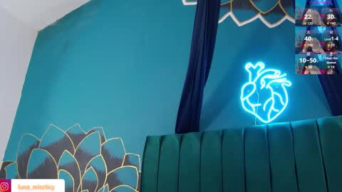 Luna online show from October 2025 08:03:02 PM