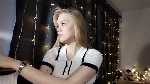 lunapeony online show from December 2025 05:27:02 AM