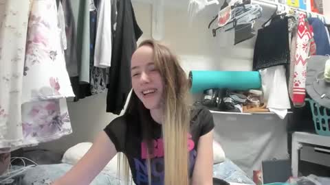 Snapshot of lunapixie2020 chatting on December 2024 07:05:02 AM lunapixie2020 online show from December 2024 07:05:02 AM