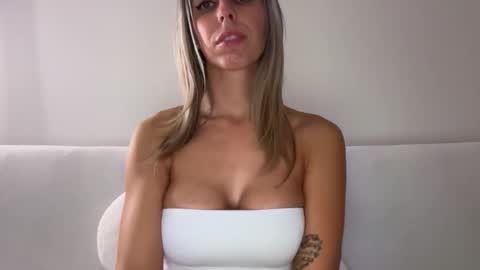 lunarose16 online show from October 2025 10:01:01 PM