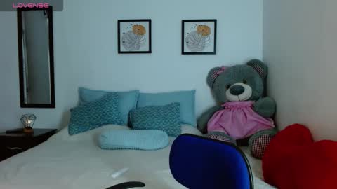 lunayois02 online show from October 2025 09:40:02 AM