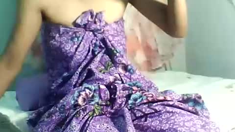 Bee Bee online show from November 2025 06:46:02 PM