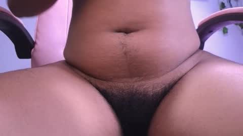 Snapshot of macey_hairy chatting on October 2025 12:28:02 PM Macey Elliot Modelo Independiente online show from October 2025 12:28:02 PM