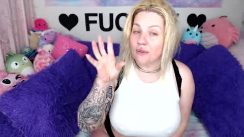 Snapshot of mackenziewolfe chatting on May 2026 04:08:01 AM Mackenzie Wolfe online show from May 2026 04:08:01 AM