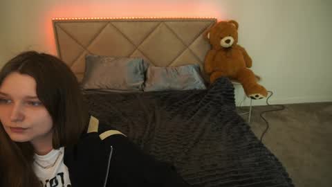 Snapshot of magicpeachhs chatting on May 2026 07:15:01 AM Emily online show from May 2026 07:15:01 AM