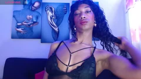 Snapshot of maidi_hot chatting on December 2024 02:22:02 PM Bella Maidi online show from December 2024 02:22:02 PM